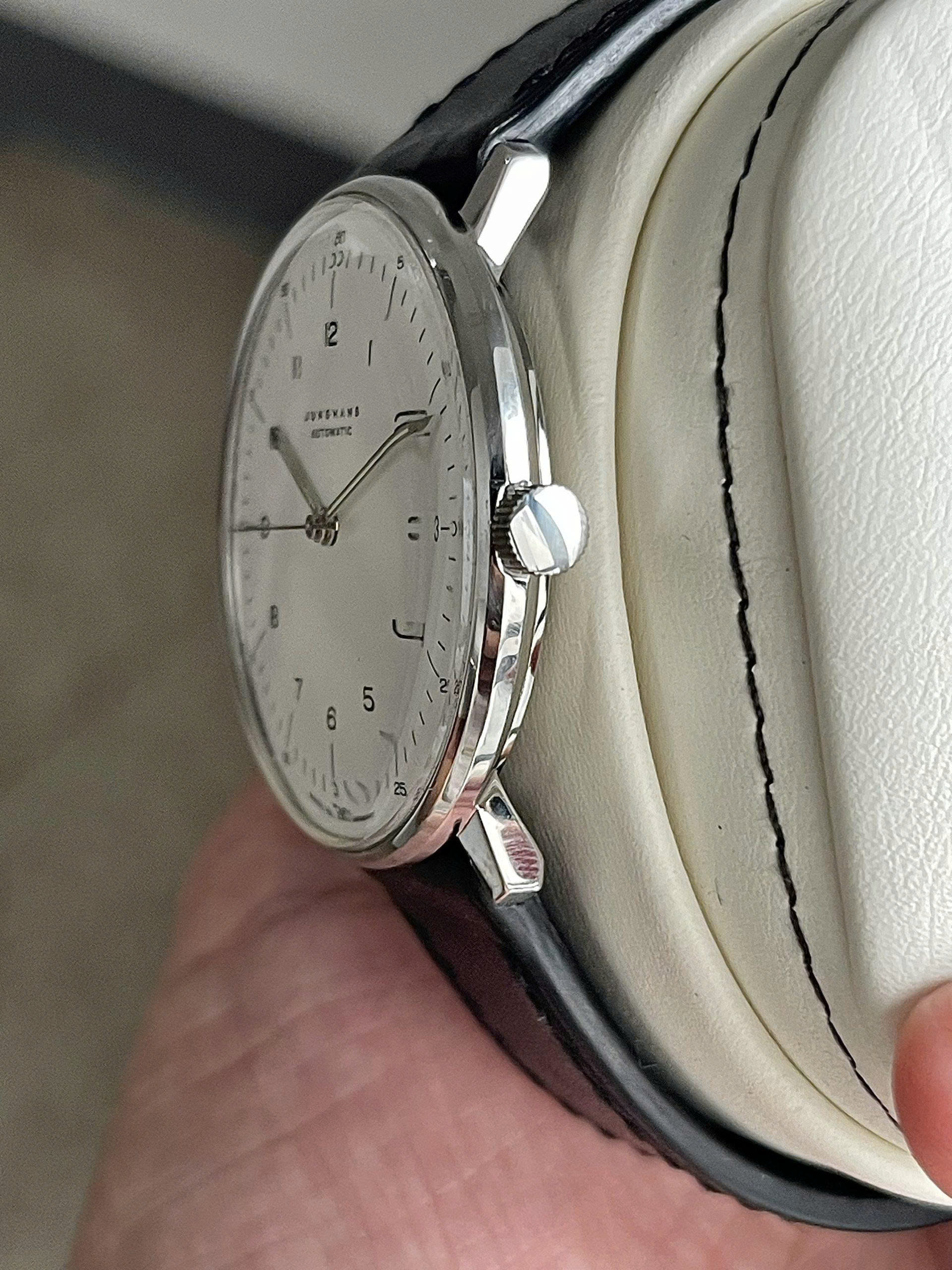 Junghans Max Bill có gì nổi bật 3