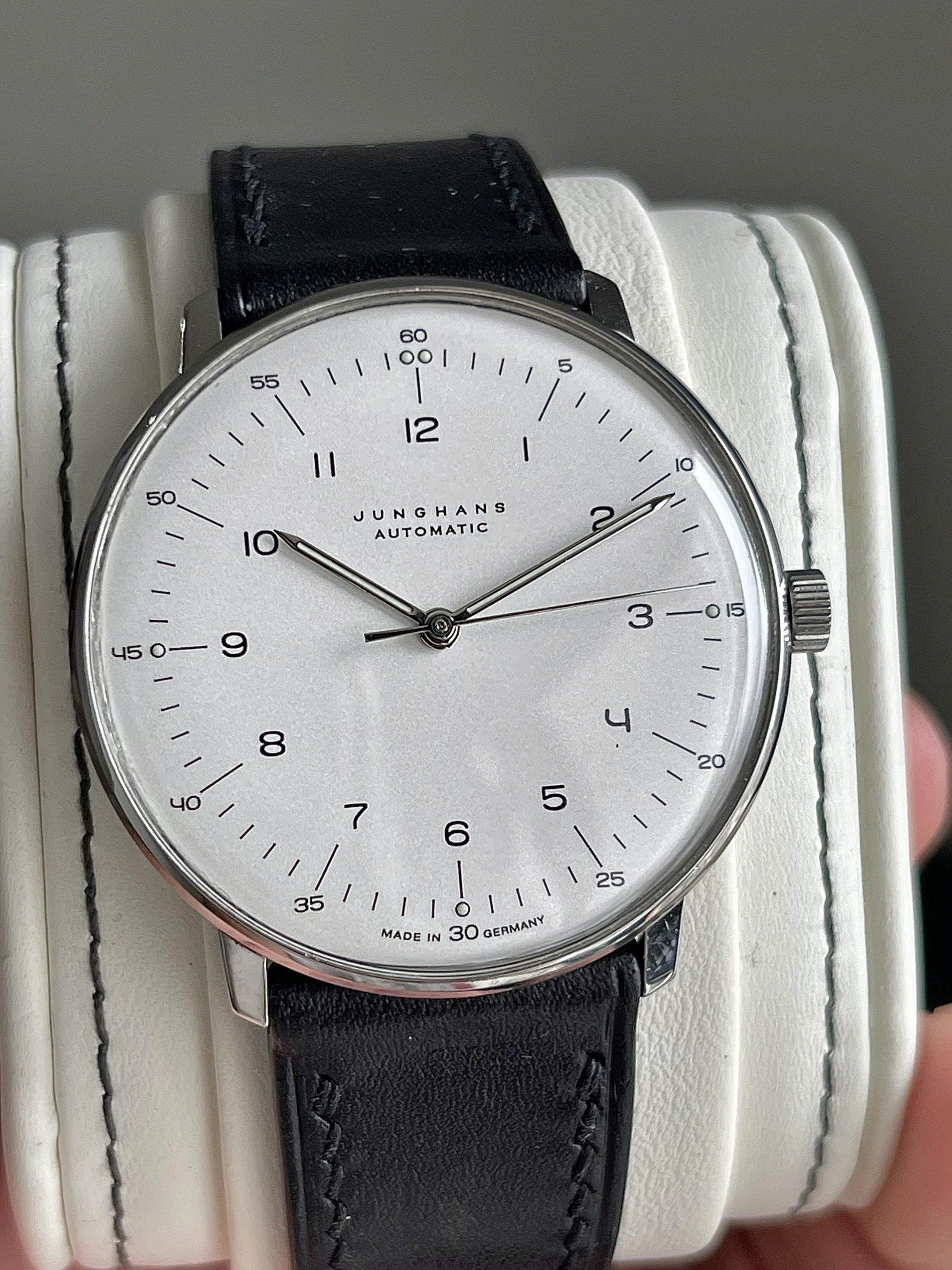 Junghans Max Bill có gì nổi bật 4