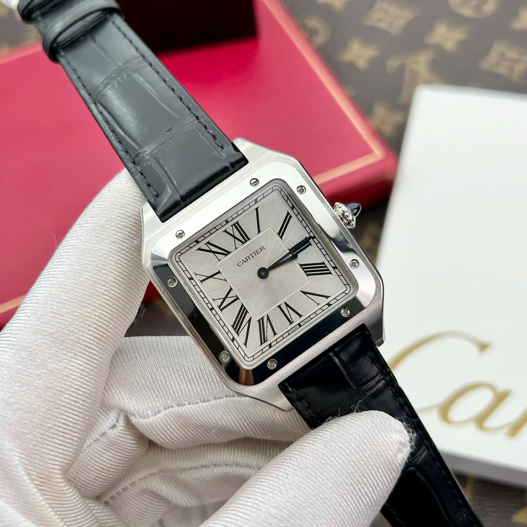 Nét kiến trúc tinh xảo hội tụ trên mặt đồng hồ nam Cartier 1