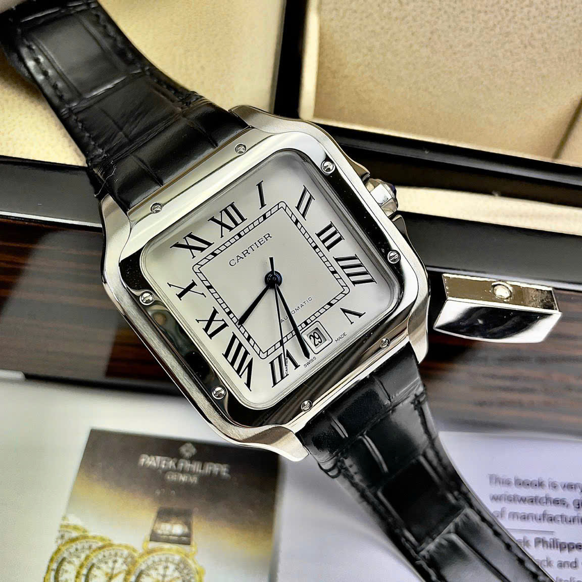 Nét kiến trúc tinh xảo hội tụ trên mặt đồng hồ nam Cartier 2