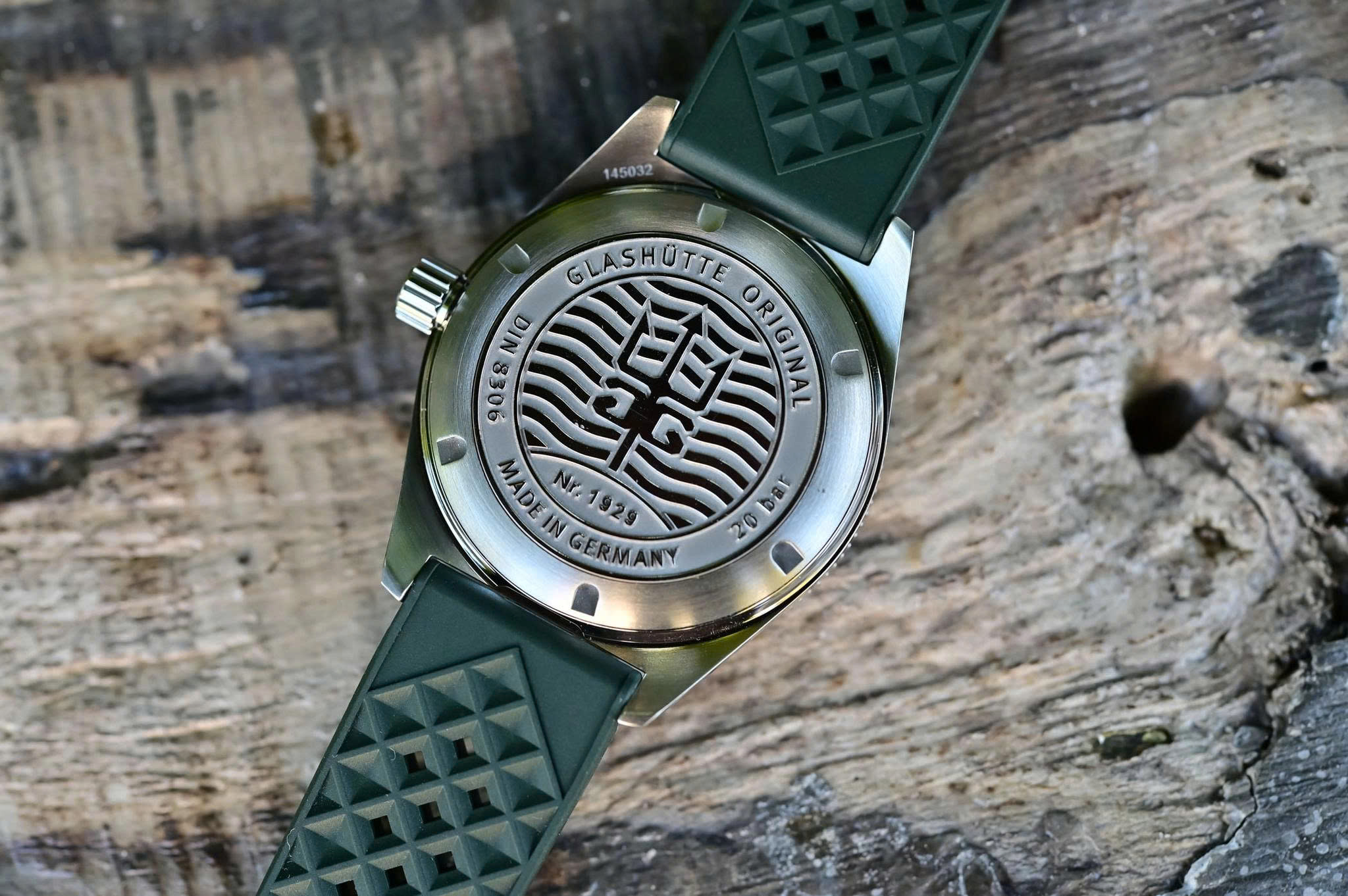 Nét hoa văn vát cạnh tinh xảo trên đồng hồ Glashutte Original 3