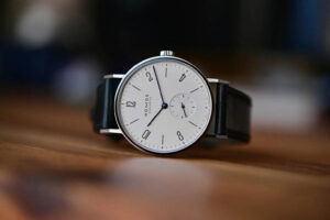 Vẻ đẹp tối giản đầy mê hoặc từ đồng hồ Nomos Tangente 3