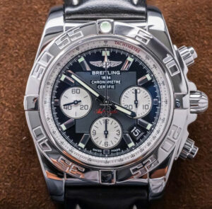 Chất thép gai góc phi công tạc vào Breitling Avenger 1