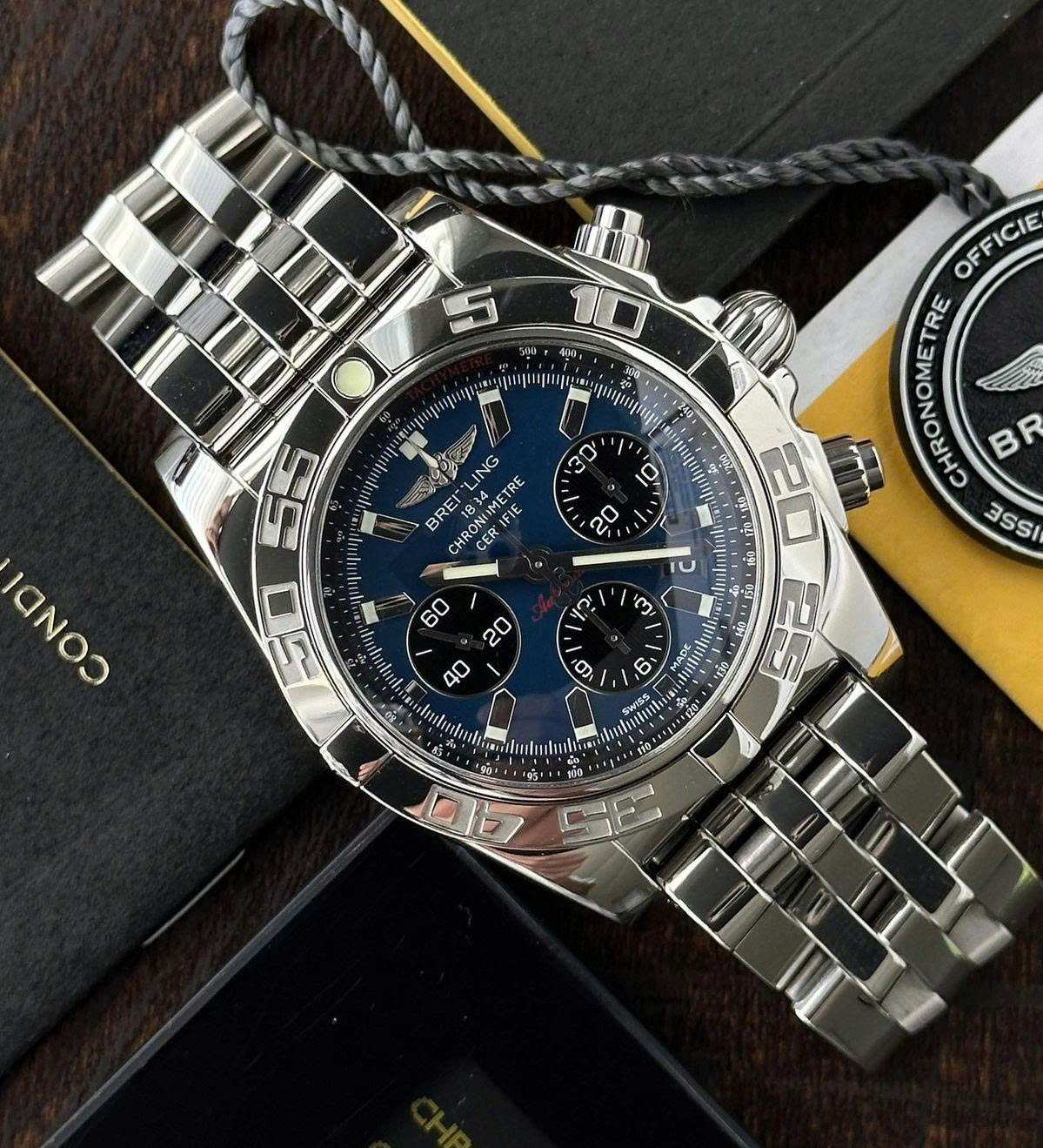 Chất thép gai góc phi công tạc vào Breitling Avenger 2