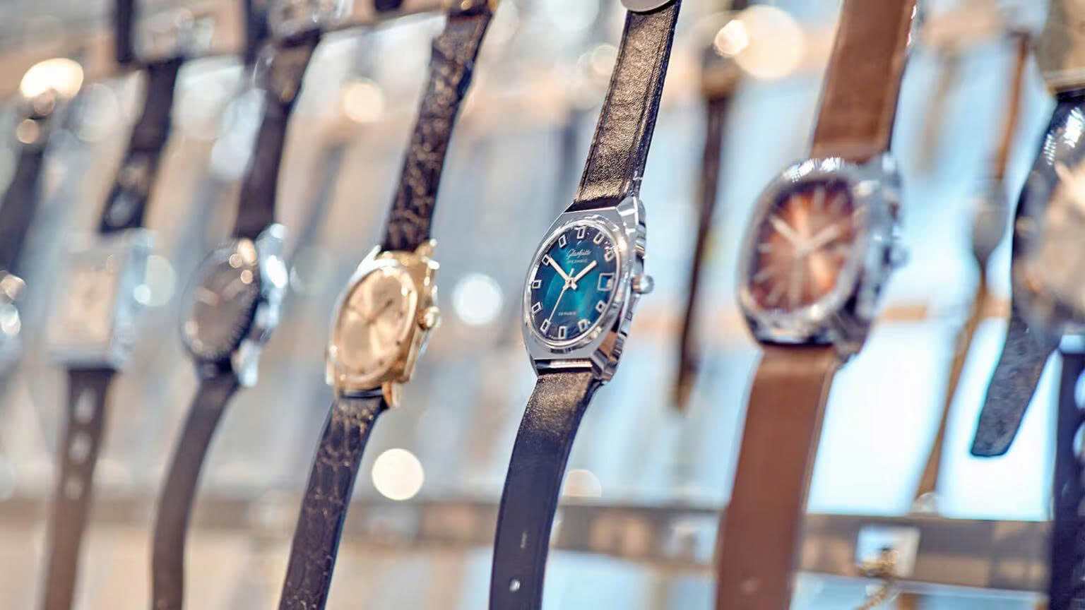 Vẻ đẹp hoài cổ từ chiếc đồng hồ Glashutte Original Seventies mới 1