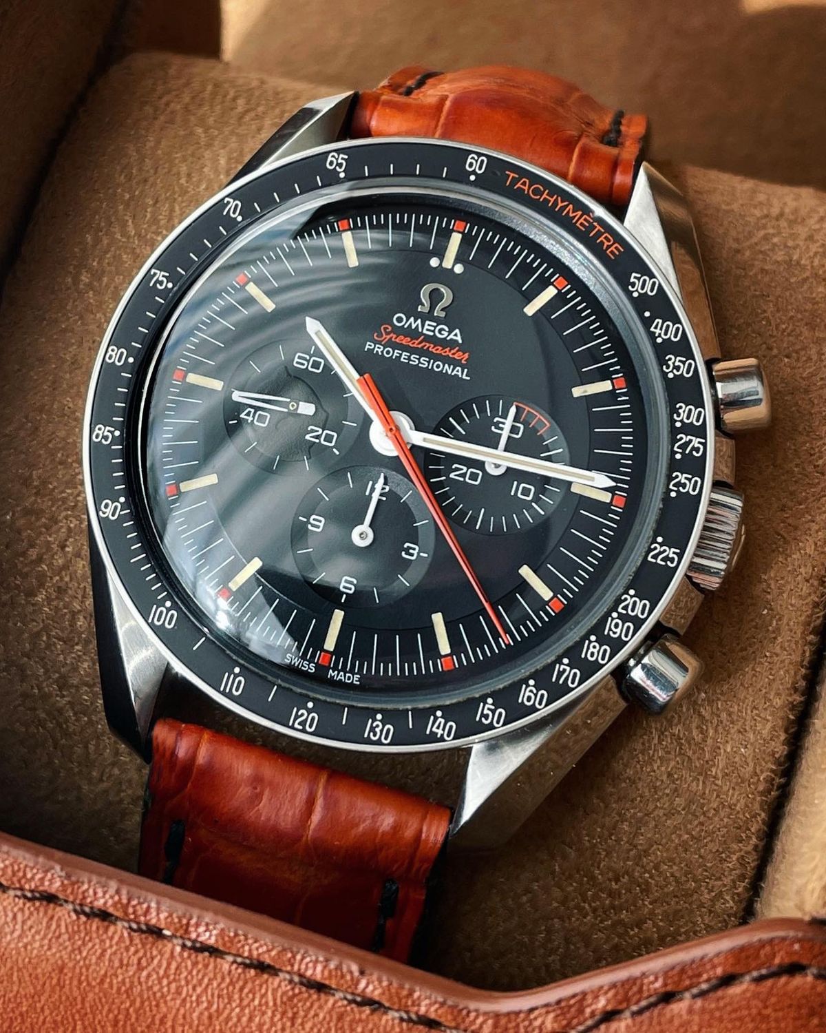 Đột phá gốm sứ đen trên Omega Speedmaster Da3k Side 2