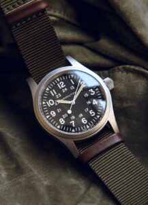 Khám phá phong cách quân đội trên mẫu Hamilton Khaki Field. 1