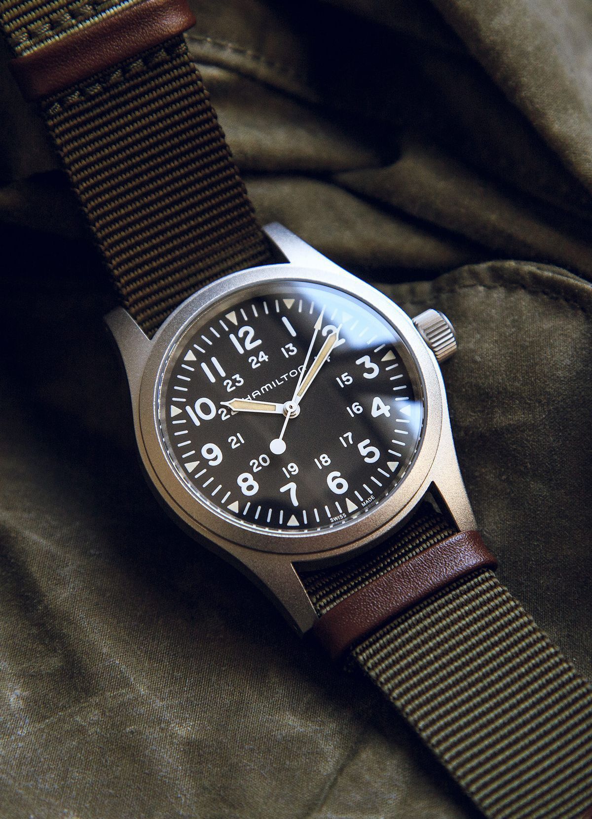 Khám phá phong cách quân đội trên mẫu Hamilton Khaki Field. 1