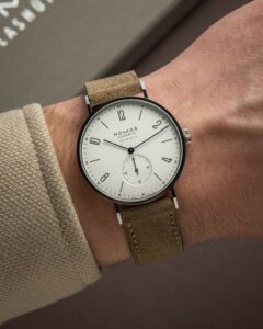 Vẻ đẹp tinh tế trên mặt số đồng hồ Nomos Orion. 1