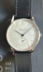 Vẻ đẹp tinh tế trên mặt số đồng hồ Nomos Orion 2