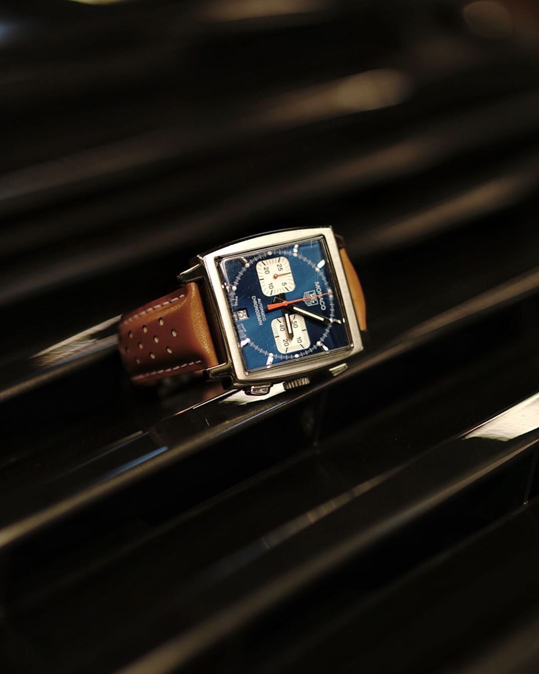 Chuyên thu mua lắc tay và đồng hồ Chopard Happy Diamonds.
Chuyên thu mua lắc tay và đồng hồ Chopard Happy Diamonds là dịch vụ được nhiều khách hàng quan tâm khi muốn thanh lý những món trang sức, phụ kiện cao cấp đã qua sử dụng. Không chỉ mang giá trị thẩm mỹ, các sản phẩm thuộc thương hiệu Chopard còn được đánh giá cao nhờ thiết kế đặc trưng, chất liệu quý và giá trị thương hiệu lâu đời. Với kinh nghiệm trong lĩnh vực thẩm định và giao dịch sản phẩm xa xỉ, Đồng hồ Minh Triệu mang đến giải pháp thu mua chuyên nghiệp, minh bạch, giúp khách hàng dễ dàng xác định giá trị thực tế của tài sản trước khi quyết định bán.
Lắc tay Chopard Happy Diamonds nổi bật nhờ phong cách thiết kế giàu tính nghệ thuật. Điểm đặc trưng của dòng sản phẩm này nằm ở những viên kim cương có khả năng chuyển động tự do giữa hai mặt kính, tạo nên hiệu ứng lấp lánh sinh động khi người đeo di chuyển cổ tay. Chính sự khác biệt đó đã giúp Chopard Happy Diamonds trở thành một trong những bộ sưu tập trang sức được giới mộ điệu yêu thích. Khi thu mua lắc tay Chopard Happy Diamonds, Đồng hồ Minh Triệu luôn chú trọng đến từng yếu tố như chất liệu, tình trạng sản phẩm, thiết kế, tuổi đời và giấy tờ đi kèm để đưa ra mức giá phù hợp.
Bên cạnh lắc tay, đồng hồ Chopard Happy Diamonds cũng là sản phẩm có sức hút riêng trên thị trường đồng hồ cao cấp. Những mẫu đồng hồ thuộc bộ sưu tập này thường kết hợp giữa kỹ thuật chế tác tinh xảo và phong cách trang sức sang trọng. Các viên kim cương chuyển động trên mặt số tạo nên vẻ đẹp độc đáo, khác biệt so với những mẫu đồng hồ truyền thống. Đây cũng là yếu tố khiến sản phẩm được nhiều khách hàng lựa chọn khi muốn sở hữu một phụ kiện vừa có chức năng xem giờ, vừa thể hiện gu thẩm mỹ cá nhân.
Đồng hồ Minh Triệu hiểu rằng mỗi sản phẩm khi được khách hàng mang đến thu mua đều có một câu chuyện và giá trị riêng. Vì vậy, quy trình đánh giá không nên chỉ dựa vào hình thức bên ngoài. Một chiếc đồng hồ Chopard Happy Diamonds có thể có mức giá khác nhau tùy thuộc vào chất liệu vỏ, loại đá quý, bộ máy, kích thước, tình trạng vận hành và độ nguyên bản của từng bộ phận. Với lắc tay Chopard Happy Diamonds, các yếu tố như trọng lượng kim loại quý, chất lượng kim cương, tình trạng khóa và độ hoàn thiện cũng ảnh hưởng đáng kể đến giá trị giao dịch.
Một trong những ưu điểm được khách hàng quan tâm khi lựa chọn dịch vụ thu mua lắc tay và đồng hồ Chopard Happy Diamonds là khả năng thẩm định nhanh chóng. Trước khi đưa ra mức giá, Đồng hồ Minh Triệu tiến hành kiểm tra cẩn thận từng chi tiết quan trọng. Đối với đồng hồ, quá trình này có thể bao gồm kiểm tra ngoại quan, mặt số, kim, vỏ, dây đeo, núm chỉnh, độ hoạt động của bộ máy và các dấu hiệu sửa chữa trước đó. Đối với lắc tay, chuyên viên sẽ xem xét chất liệu, trọng lượng, độ hoàn thiện, hệ thống khóa và tình trạng của các viên đá. Cách làm này giúp hạn chế tình trạng định giá thiếu chính xác.
Giá thu mua đồng hồ Chopard Happy Diamonds trên thực tế không cố định. Một mẫu còn mới, giữ được độ nguyên bản cao và có đầy đủ hộp sổ, giấy tờ thường có lợi thế hơn khi giao dịch. Ngược lại, sản phẩm đã qua sử dụng lâu năm, có nhiều dấu hiệu trầy xước hoặc thiếu phụ kiện có thể được định giá theo tình trạng thực tế. Tuy nhiên, điều đó không có nghĩa sản phẩm đã qua sử dụng sẽ mất hoàn toàn giá trị. Những mẫu có thiết kế đặc biệt, chất liệu quý hoặc được thị trường yêu thích vẫn có thể duy trì sức hút tốt.
Tương tự, khi thu mua lắc tay Chopard Happy Diamonds, việc xác định giá trị cần được thực hiện dựa trên nhiều tiêu chí thay vì chỉ nhìn vào trọng lượng. Thiết kế, độ hiếm, chất lượng kim cương và tình trạng bảo quản đều có thể tạo ra sự chênh lệch đáng kể giữa các sản phẩm. Một chiếc lắc tay được bảo quản tốt, ít dấu hiệu sử dụng và có đầy đủ thông tin nguồn gốc thường dễ dàng tạo được sự tin tưởng hơn trong quá trình giao dịch.
Đồng hồ Minh Triệu luôn hướng đến sự rõ ràng trong từng bước làm việc. Khách hàng có thể trao đổi trực tiếp về sản phẩm, cung cấp thông tin cơ bản và được tư vấn về những yếu tố ảnh hưởng đến giá trị trước khi quyết định bán. Việc kiểm tra được thực hiện dựa trên tình trạng thực tế, hạn chế tối đa cách định giá thiếu minh bạch. Đây là yếu tố quan trọng đối với những sản phẩm có giá trị cao như đồng hồ Chopard Happy Diamonds và lắc tay Chopard Happy Diamonds.
Ngoài ra, khách hàng cũng nên chuẩn bị một số thông tin liên quan trước khi mang sản phẩm đi thu mua. Hộp, sổ, giấy chứng nhận, hóa đơn hoặc các phụ kiện nguyên bản nếu còn đầy đủ có thể hỗ trợ quá trình kiểm tra và xác định nguồn gốc. Tuy nhiên, trong trường hợp không còn giấy tờ, khách hàng vẫn có thể trao đổi để được đánh giá dựa trên chính sản phẩm. Điều quan trọng là đồng hồ hoặc trang sức cần được kiểm tra trực tiếp bởi người có kinh nghiệm để tránh những nhận định thiếu chính xác.
Với nhu cầu thu mua lắc tay và đồng hồ Chopard Happy Diamonds ngày càng tăng, việc lựa chọn một địa chỉ có kinh nghiệm là điều rất cần thiết. Đồng hồ Minh Triệu không chỉ tập trung vào giá trị thương hiệu mà còn đánh giá tổng thể tình trạng và đặc điểm riêng của từng sản phẩm. Từ đó, khách hàng có thêm cơ sở để đưa ra quyết định phù hợp, dù đang muốn bán lại một chiếc đồng hồ Chopard Happy Diamonds, thanh lý lắc tay Chopard Happy Diamonds hay tìm hiểu giá trị của cả hai loại tài sản cao cấp này.
Nếu bạn đang sở hữu lắc tay hoặc đồng hồ Chopard Happy Diamonds và có nhu cầu bán lại, việc tìm hiểu trước về tình trạng sản phẩm, phụ kiện đi kèm và các yếu tố ảnh hưởng đến giá là bước chuẩn bị hữu ích. Đồng hồ Minh Triệu sẵn sàng hỗ trợ kiểm tra, tư vấn và thẩm định dựa trên giá trị thực tế của từng sản phẩm, giúp quá trình giao dịch diễn ra thuận tiện, rõ ràng và phù hợp hơn với nhu cầu của khách hàng. 2