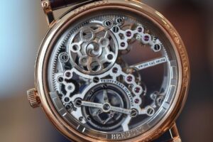 Nét tinh tế từ vành khía đồng xu cỗ máy Breguet 1