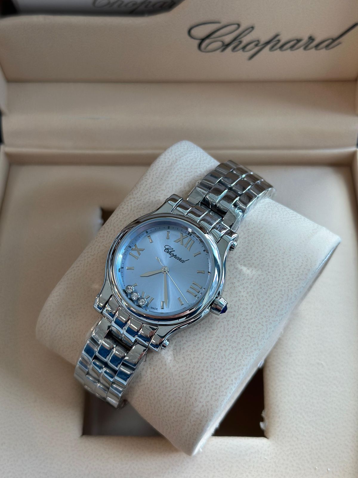 Đường nét nam tính trên dòng vỏ hình gối cỗ Chopard. 1