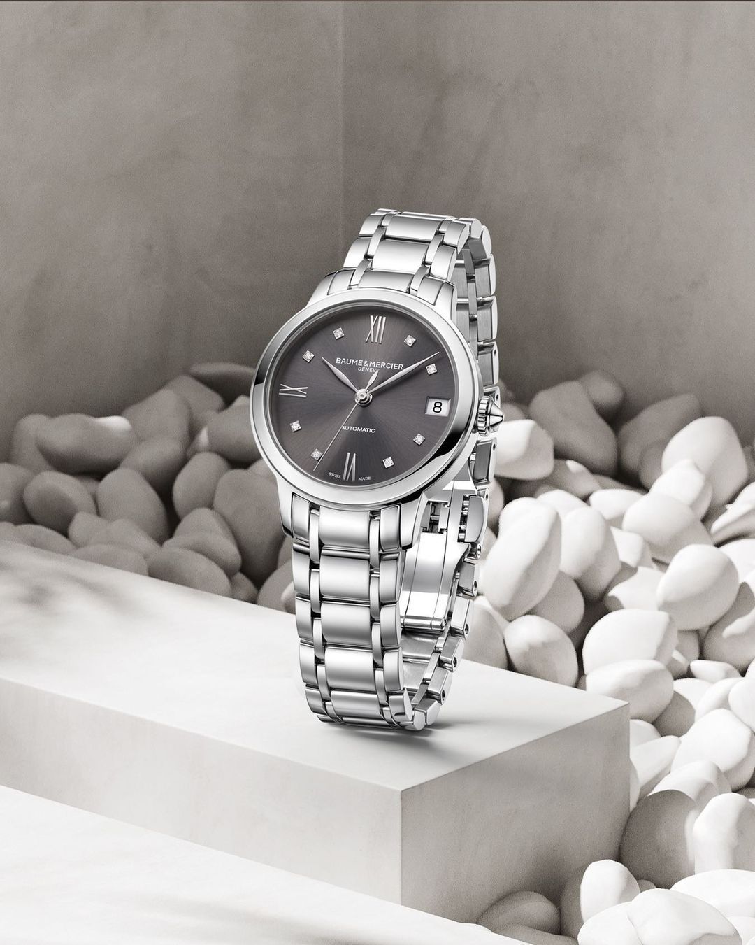 Cảm nhận sự cân bằng trong thiết kế cỗ Baume Mercier 1