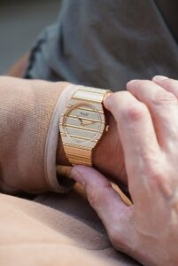 Ấn tượng thiết kế mặt số hình gối chiếc Piaget Polo. 2