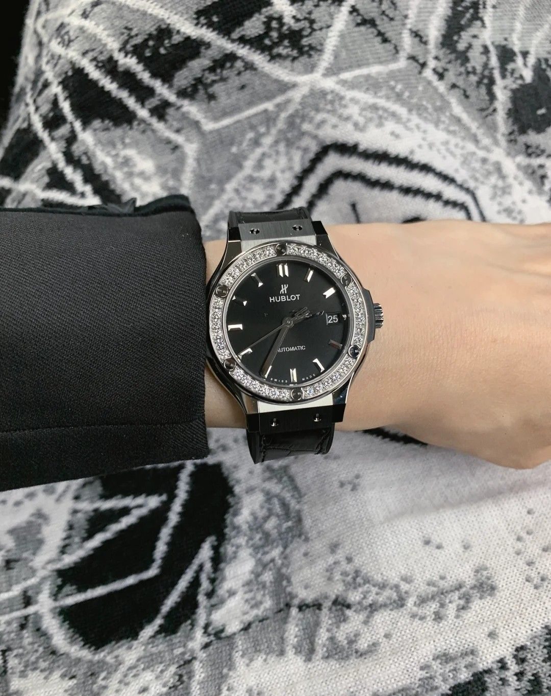 Đường nét nam tính trên dòng vỏ hình gối cỗ Chopard. 2