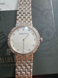Sức hút từ mặt kính vòm đôi cỗ máy Audemars Piguet 2