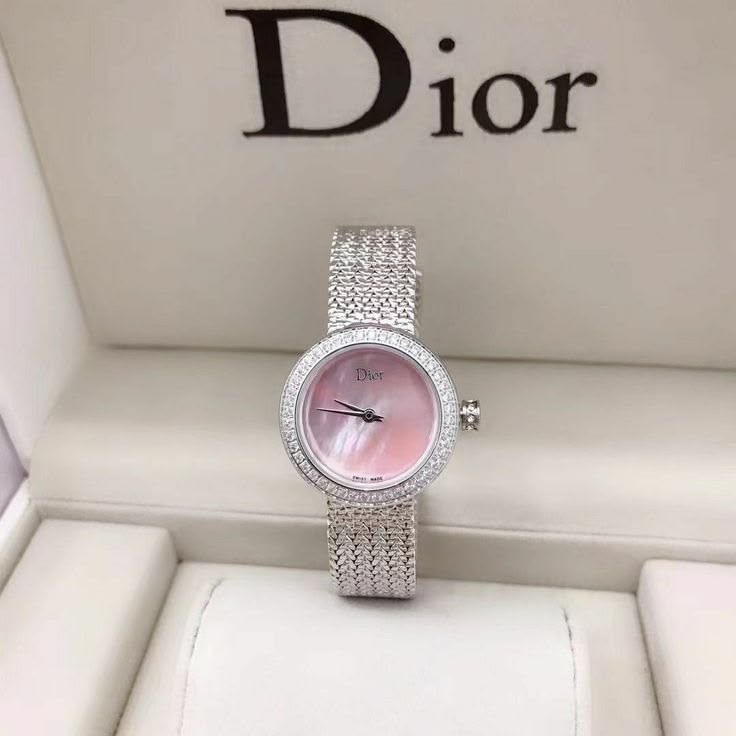 Chiêm ngưỡng phong cách đính đá quyến rũ trên cỗ Dior. 1
