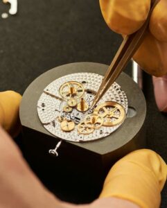 Khám phá cơ chế ba cầu vàng cỗ máy Girard Perregaux. 2