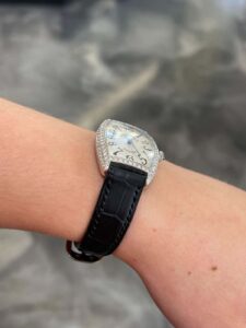 Khám phá kiểu dáng vỏ uốn cong độc đáo Franck Muller 2