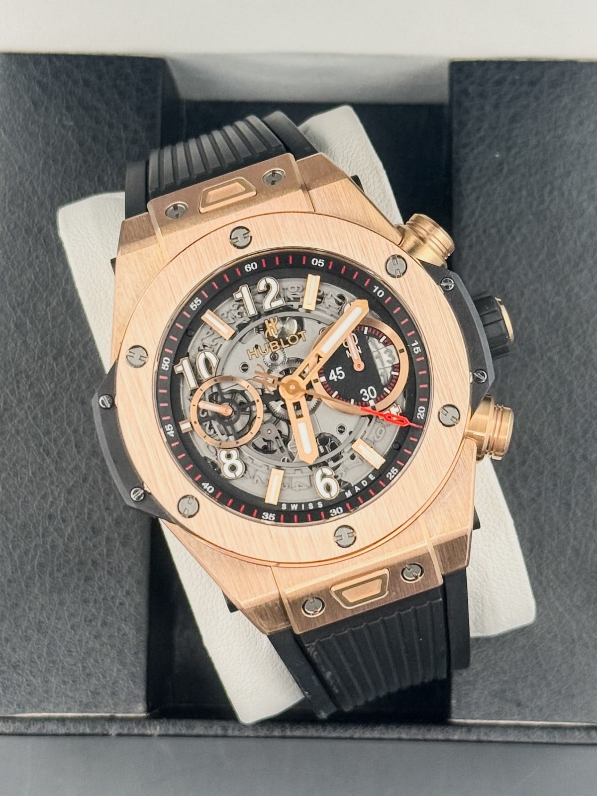 Nghệ thuật kết hợp chất liệu cỗ máy Hublot Big Bang. 2