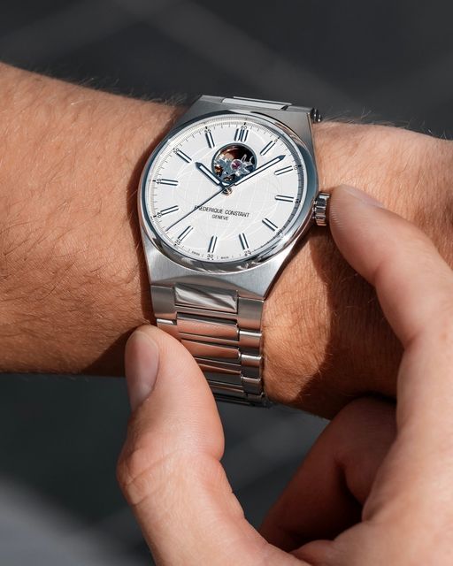 Điểm nhấn cửa sổ lộ cơ tim cỗ máy Frederique Constant. 3