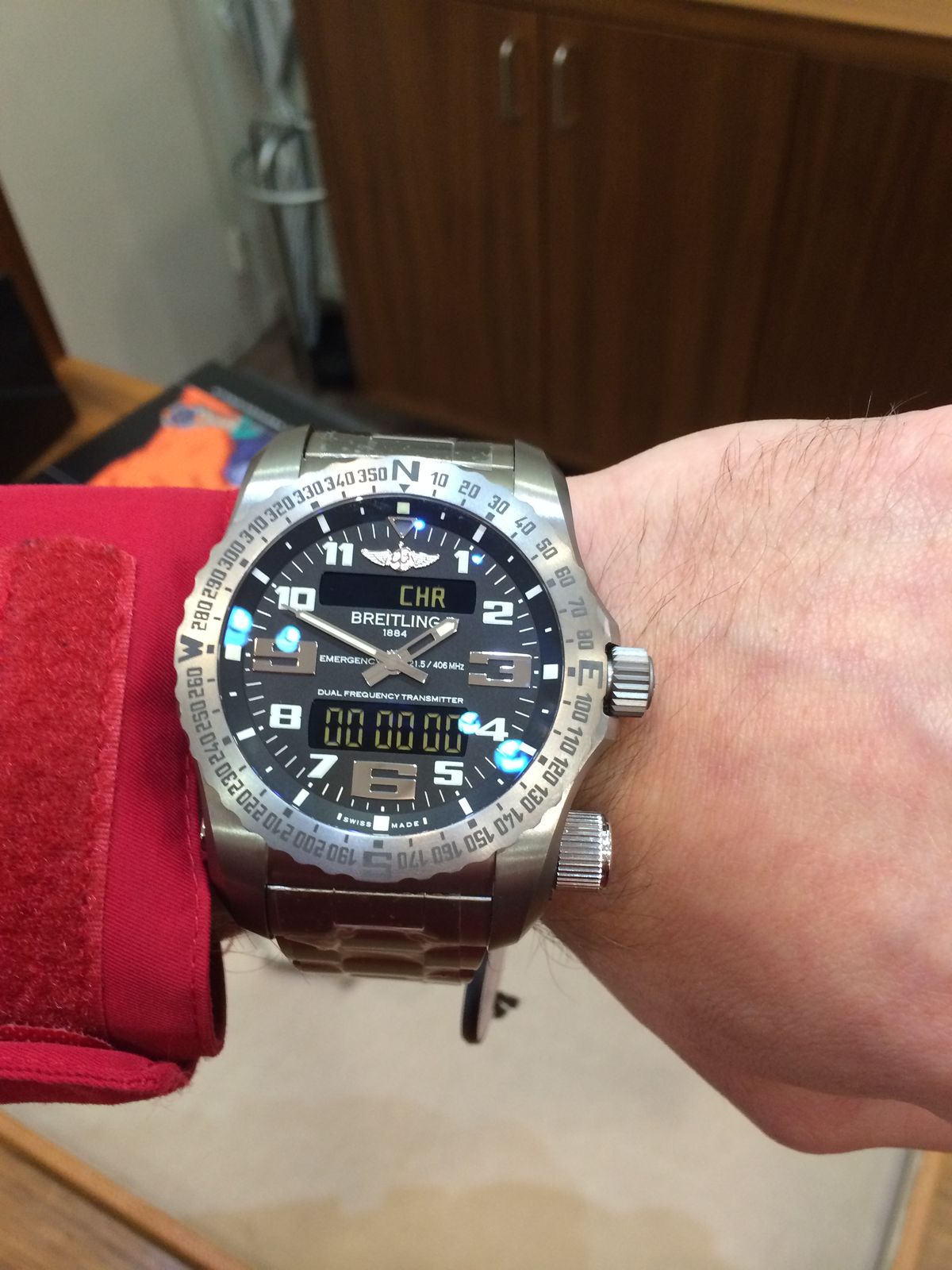 Giải mã cấu trúc vỏ chống va đập Breitling Emergency chuyên dụng. 2
