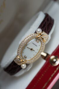 Nhận diện mặt số La Mã kinh điển của thương hiệu Cartier. 2