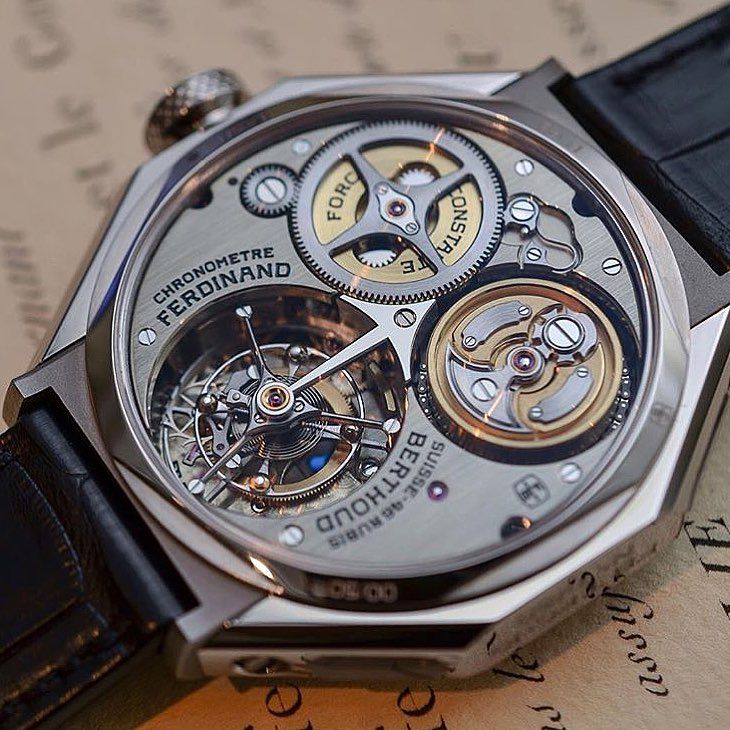 Thiết kế nút bấm chronograph ngoại cỡ cực dị của hãng Graham. 3