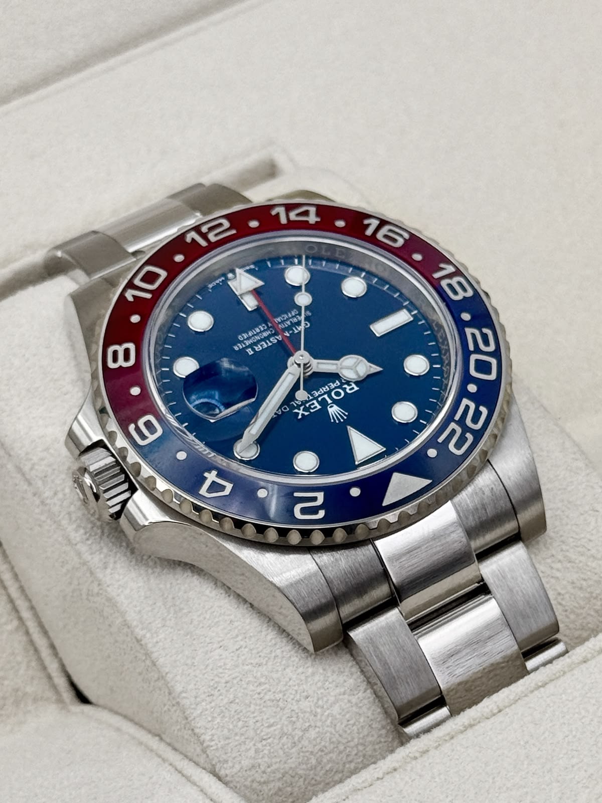 Sức hút mãnh liệt từ mặt số thiên thạch Rolex GMT Master. 2