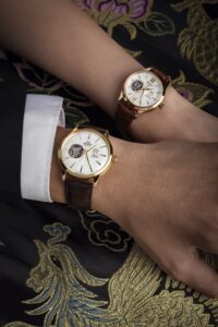 Dấu hiệu nhận biết đồng hồ cơ khô dầu cần lau. 2