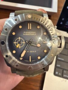 Thiết kế núm vặn bảo vệ đặc trưng của đồng hồ Panerai. 1