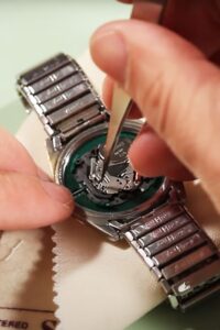 Khắc phục tình trạng dây da đồng hồ Longines nứt gãy nhanh 2