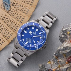 Giải mã sự hấp dẫn của mặt số xanh đồng hồ Tudor. 1