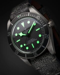 Tại sao dạ quang trên đồng hồ Tudor bị mờ ban đêm? 1