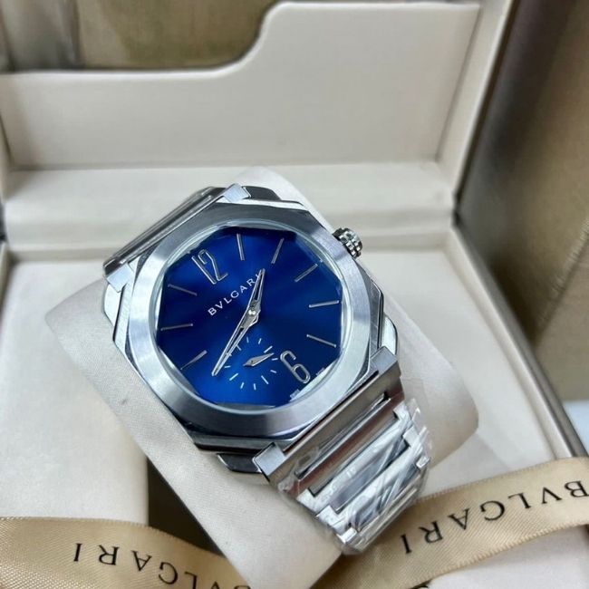 Sự kết hợp hoàn mỹ giữa vàng và rắn trên máy Bvlgari. 3