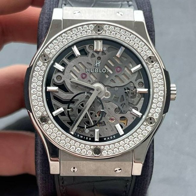 Đặt lên bàn cân hai dòng đồng hồ Hublot và Omega 1