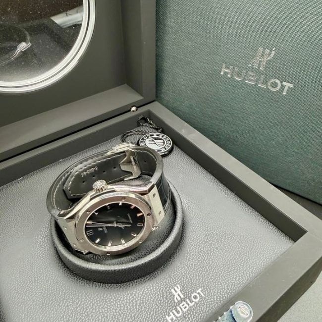 Đặt lên bàn cân hai dòng đồng hồ Hublot và Omega 2