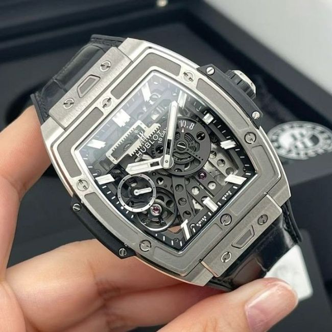 Đặt lên bàn cân hai dòng đồng hồ Hublot và Omega 3