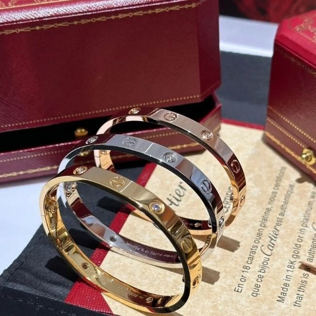 Giao dịch nhanh vòng tay Cartier đúc vàng tại Thái Nguyên 1